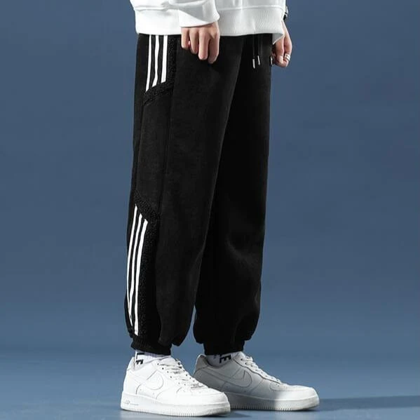 NOUVEAU RICHE Jogginghose Herren mit Teddyfutter – Warme Sherpa Jogginghose mit Seitenstreifen, Relaxed Fit, Braun oder Schwarz – Marmari Schwarz