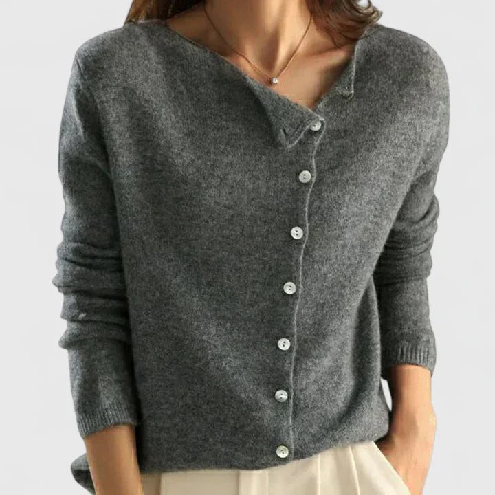 NOUVEAU RICHE Moderner Cardigan mit Knopfleiste – Leichte Strickjacke Damen mit Knöpfen, figurschmeichelnd, 4 Farben – Chāme Grau Einheitsgrösse