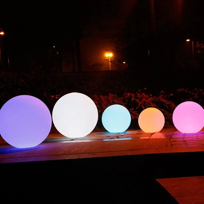NOUVEAU RICHE Runde Gartenbeleuchtung – LED-Leuchtkugel für Garten & Terrasse mit 16 Farben & Fernbedienung, 12–25 cm – GlowSphere