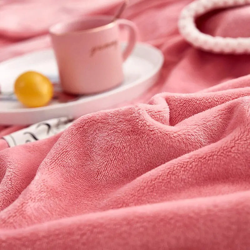 NOUVEAU RICHE Rosa Flanell-Fleecedecke – Weiche Plüsch Kuscheldecke für Sofa & Bett, Leicht & Warm, 3 Grössen – BlushCozy