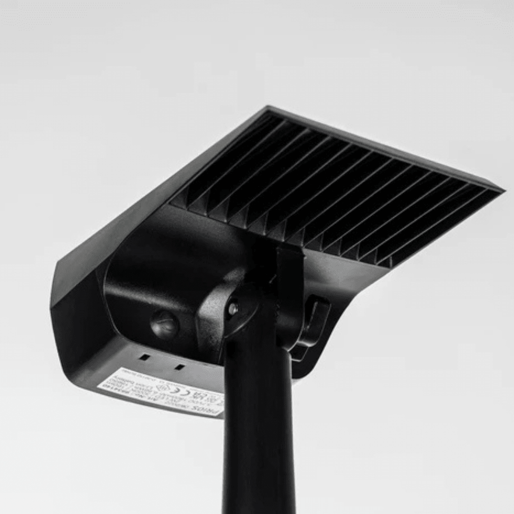 NOUVEAU RICHE Wasserdichter Solar-Gartenstrahler – Verstellbarer LED-Spot für Aussen mit 3 Helligkeitsstufen, IP65, Dämmerungsautomatik