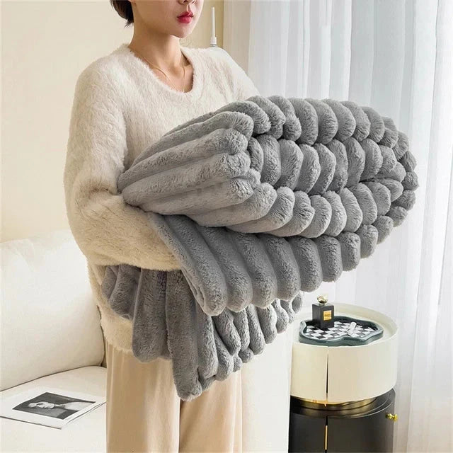NOUVEAU RICHE Luxus-Komfortdecke – Weiche Kaninchen-Plüsch Kuscheldecke, Warme Wohndecke für Bett & Sofa, 180x200 cm – CozyWrap Silbergrau