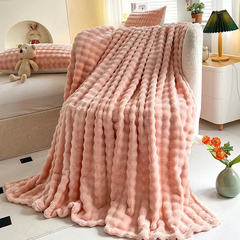 NOUVEAU RICHE Luxus-Fleecedecke mit Blasenstruktur – Weiche Korallenfleece Kuscheldecke für Sofa & Bett, Karomuster – BubbleNest Rosa