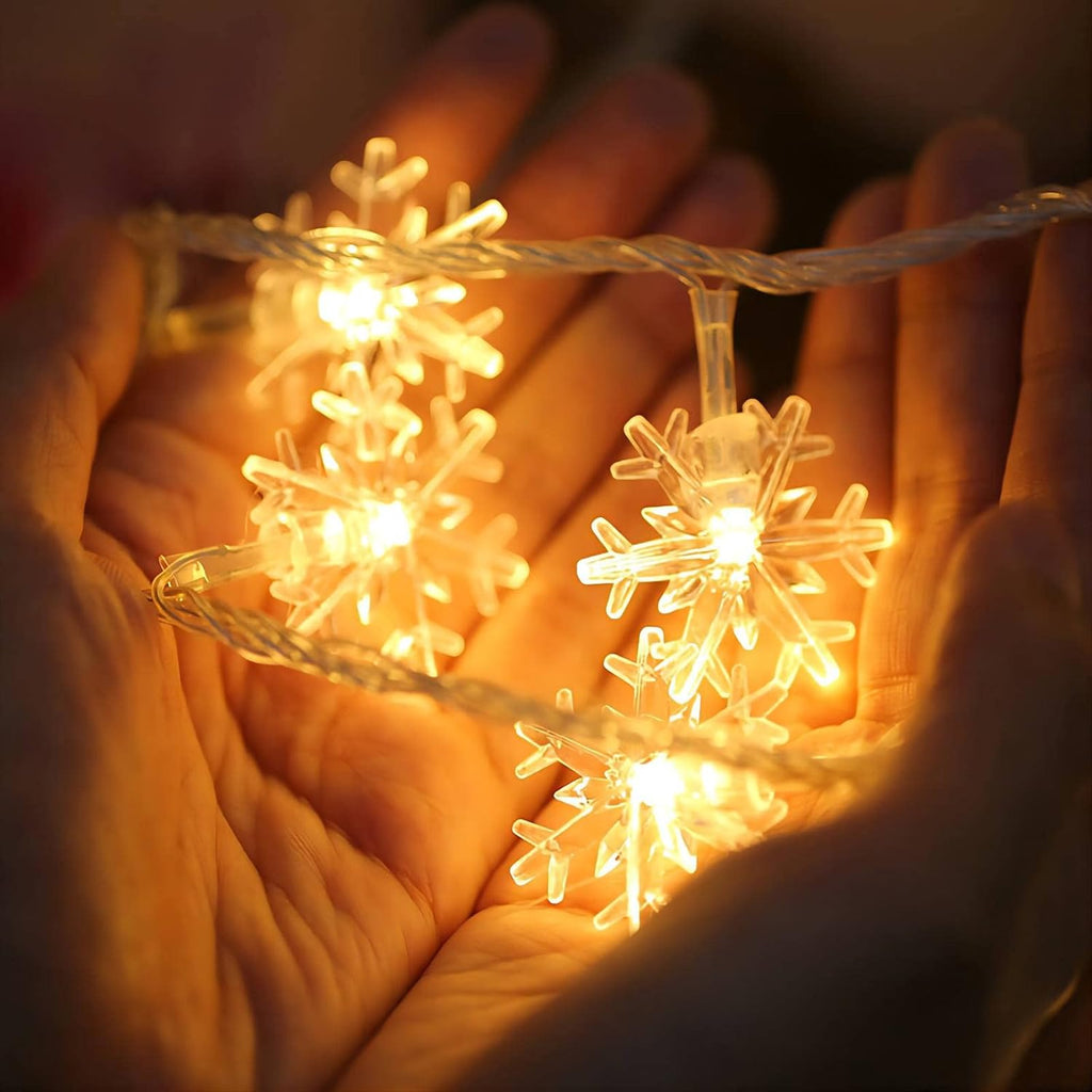 NOUVEAU RICHE Schneeflocken-LED-Lichterkette (6 m) – Weihnachtslichterkette mit 40 Schneeflocken, Batterie, Innen & Aussen – FrostyTwinkle
