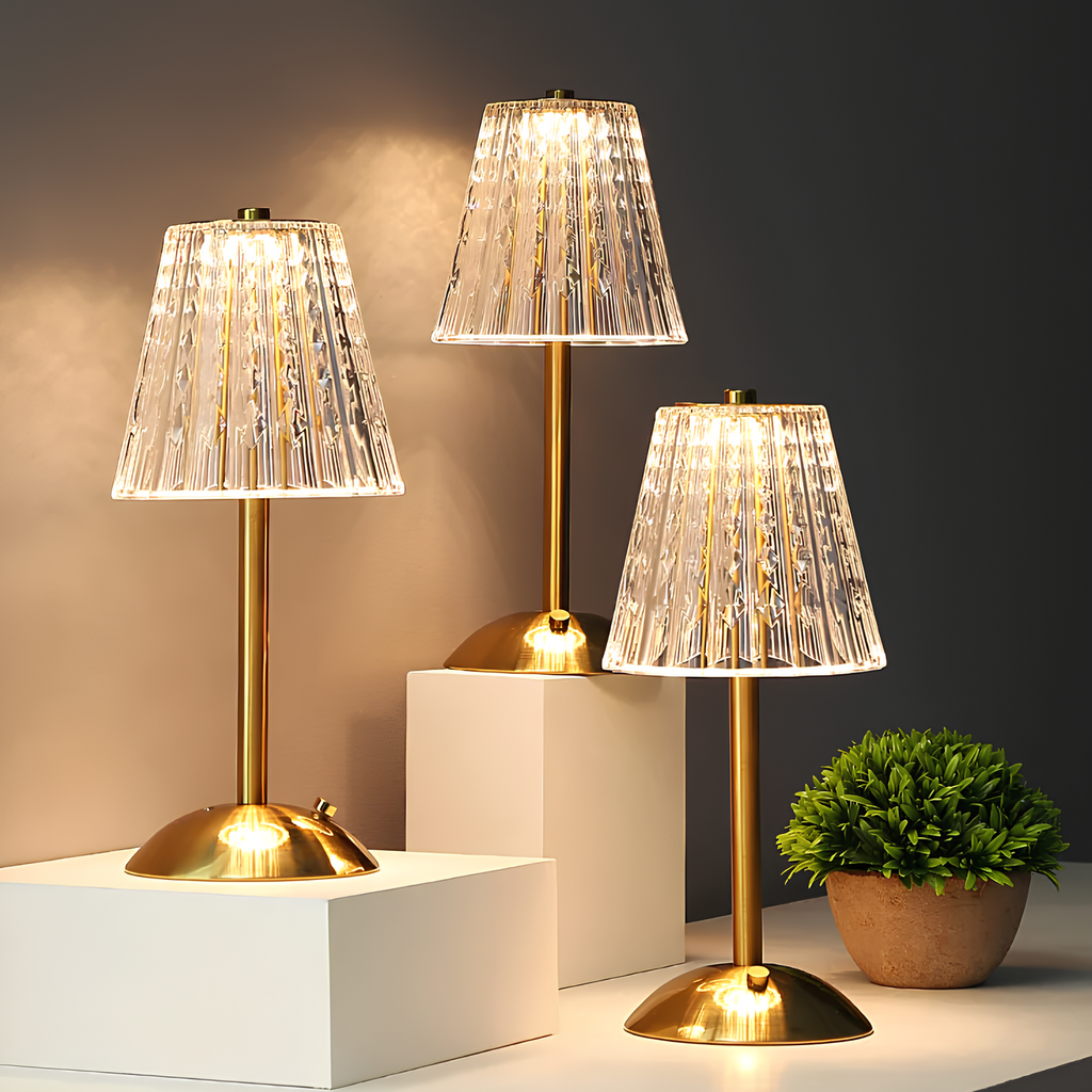 NOUVEAU RICHE Goldene Kristall-Tischlampe – Kabellose Akku Touch-Lampe mit Kristallschirm, Dimmbar, Gebürstetes Aluminium – Aurora Luxe