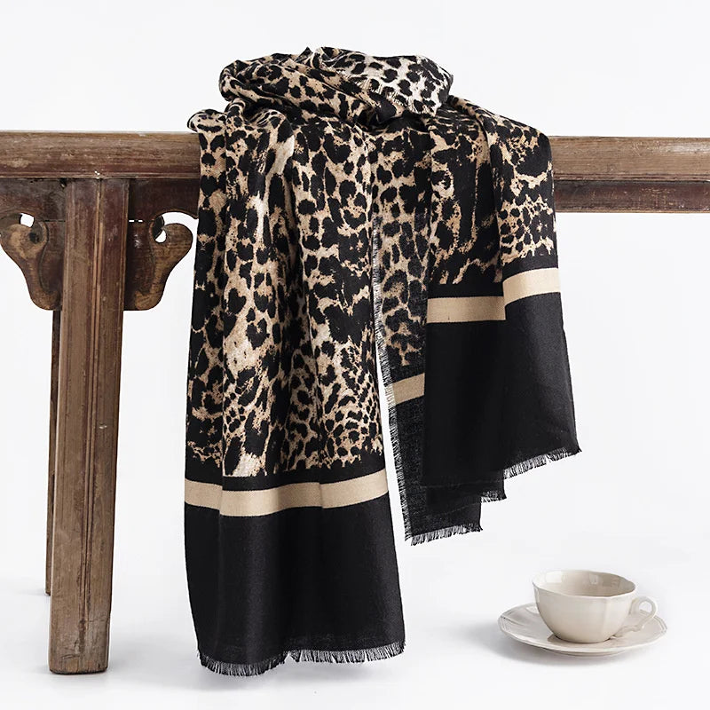 NOUVEAU RICHE Schal Eleganter Leopardenmuster Weiche Textur Schwarze Ränder Schwarzer Leopard 65x190cm