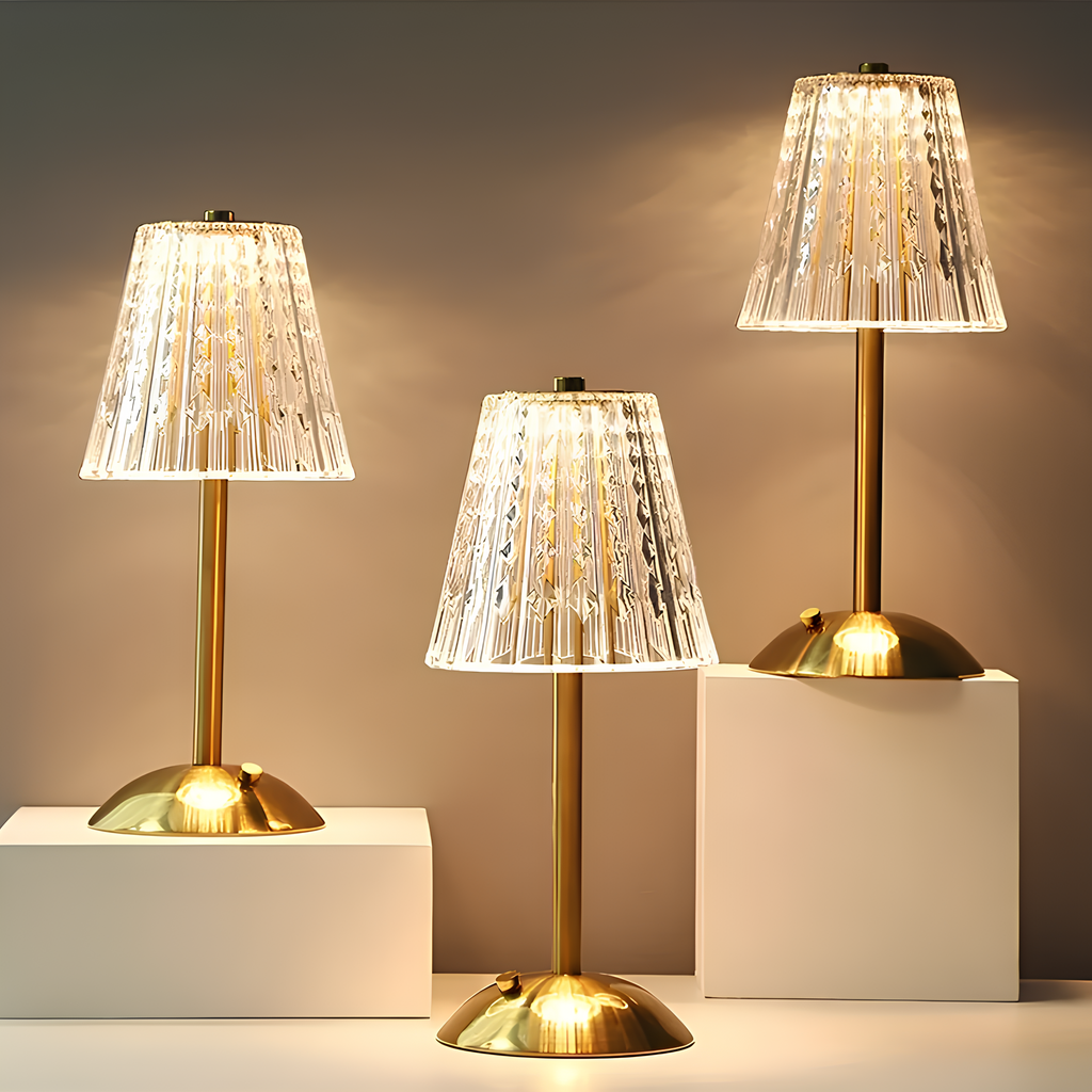 NOUVEAU RICHE Goldene Kristall-Tischlampe – Kabellose Akku Touch-Lampe mit Kristallschirm, Dimmbar, Gebürstetes Aluminium – Aurora Luxe