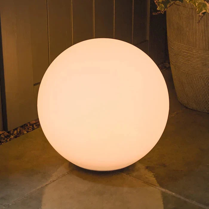 NOUVEAU RICHE Runde Gartenbeleuchtung – LED-Leuchtkugel für Garten & Terrasse mit 16 Farben & Fernbedienung, 12–25 cm – GlowSphere