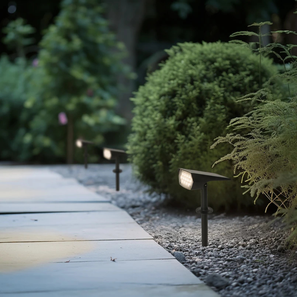 NOUVEAU RICHE Wasserdichter Solar-Gartenstrahler – Verstellbarer LED-Spot für Aussen mit 3 Helligkeitsstufen, IP65, Dämmerungsautomatik