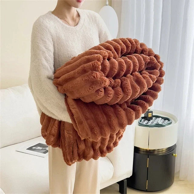 NOUVEAU RICHE Luxus-Komfortdecke – Weiche Kaninchen-Plüsch Kuscheldecke, Warme Wohndecke für Bett & Sofa, 180x200 cm – CozyWrap Karamell