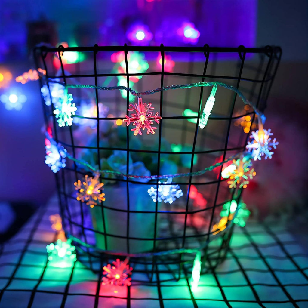 NOUVEAU RICHE Schneeflocken-LED-Lichterkette (6 m) – Weihnachtslichterkette mit 40 Schneeflocken, Batterie, Innen & Aussen – FrostyTwinkle
