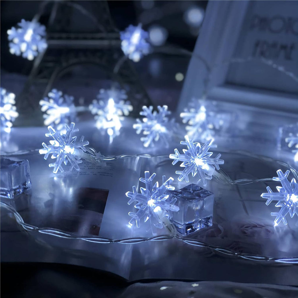 NOUVEAU RICHE Schneeflocken-LED-Lichterkette (6 m) – Weihnachtslichterkette mit 40 Schneeflocken, Batterie, Innen & Aussen – FrostyTwinkle Weiß