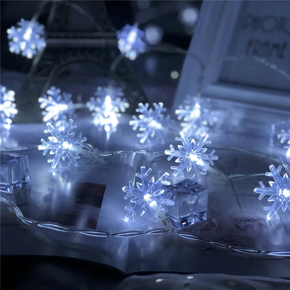 NOUVEAU RICHE Schneeflocken-LED-Lichterkette (6 m) – Weihnachtslichterkette mit 40 Schneeflocken, Batterie, Innen & Aussen – FrostyTwinkle Weiß