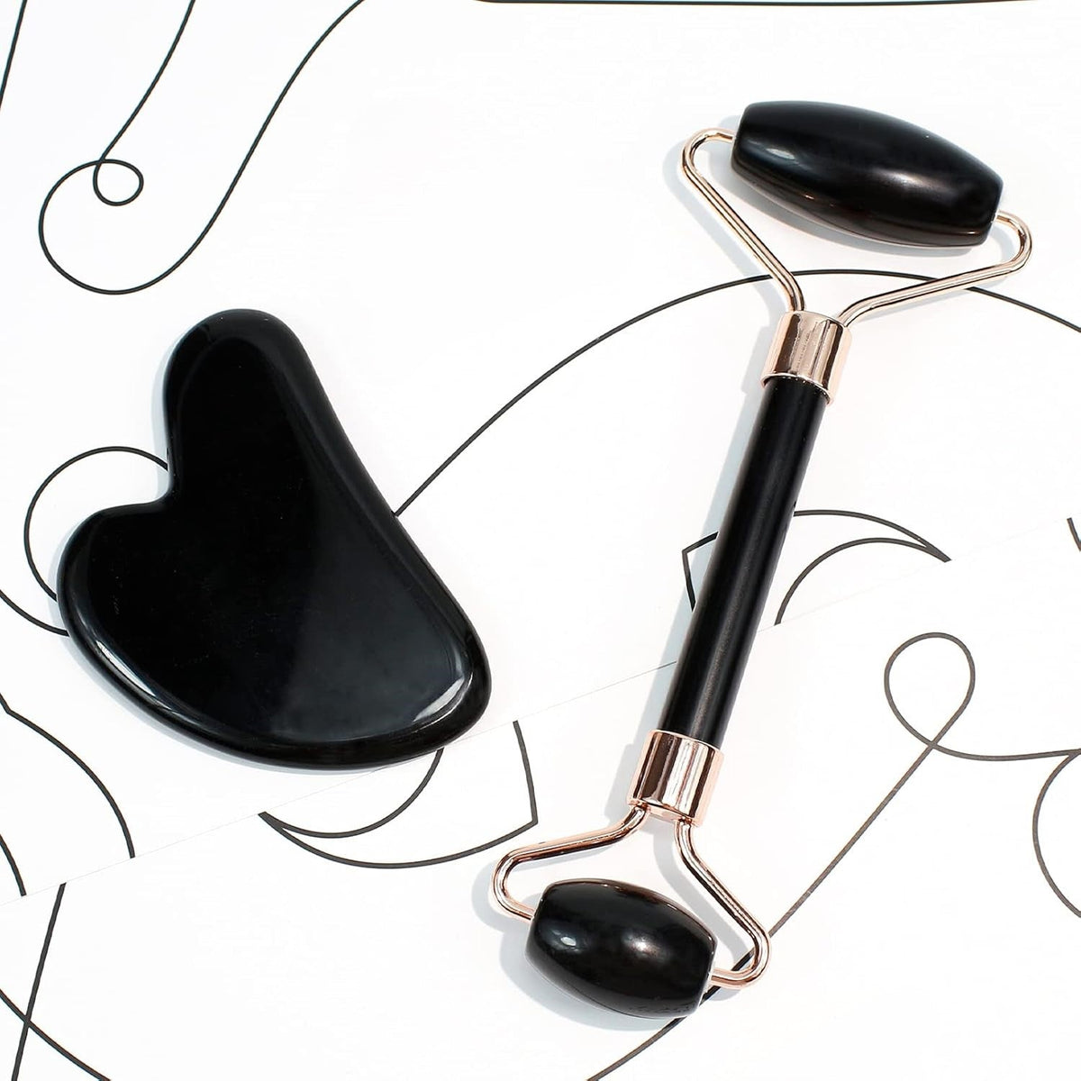 NOUVEAU RICHE Instant Glow Gua Sha & Jade-Roller Set – Gesichtsroller und Gua Sha Stein für die Gesichtsmassage, 5 Farben Schwarz