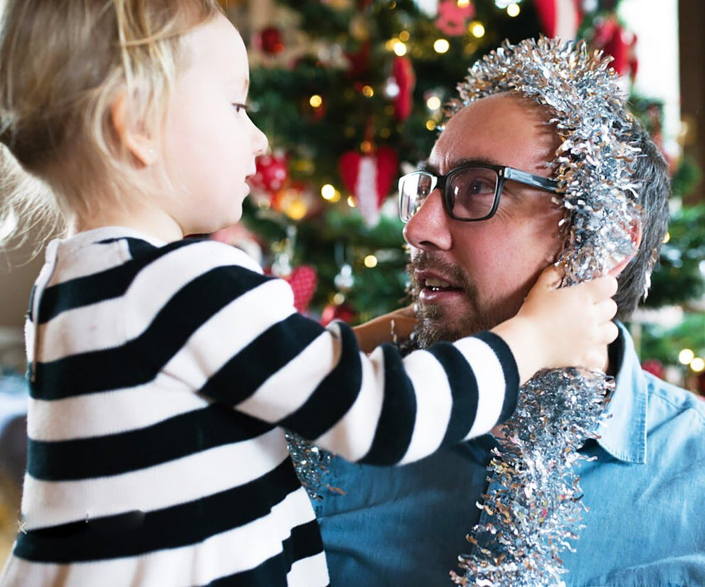 NOUVEAU RICHE Silberne Weihnachts-Glittergirlande – 10 m Lametta Girlande für Weihnachtsbaum, Kaminsims & Party – SparkleTwist
