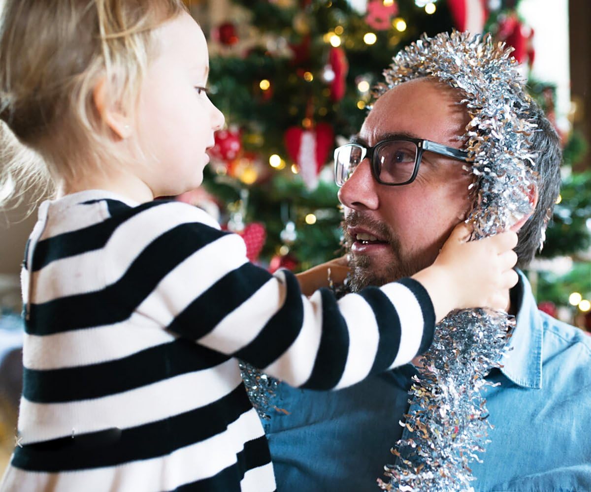 NOUVEAU RICHE Silberne Weihnachts-Glittergirlande – 10 m Lametta Girlande für Weihnachtsbaum, Kaminsims & Party – SparkleTwist