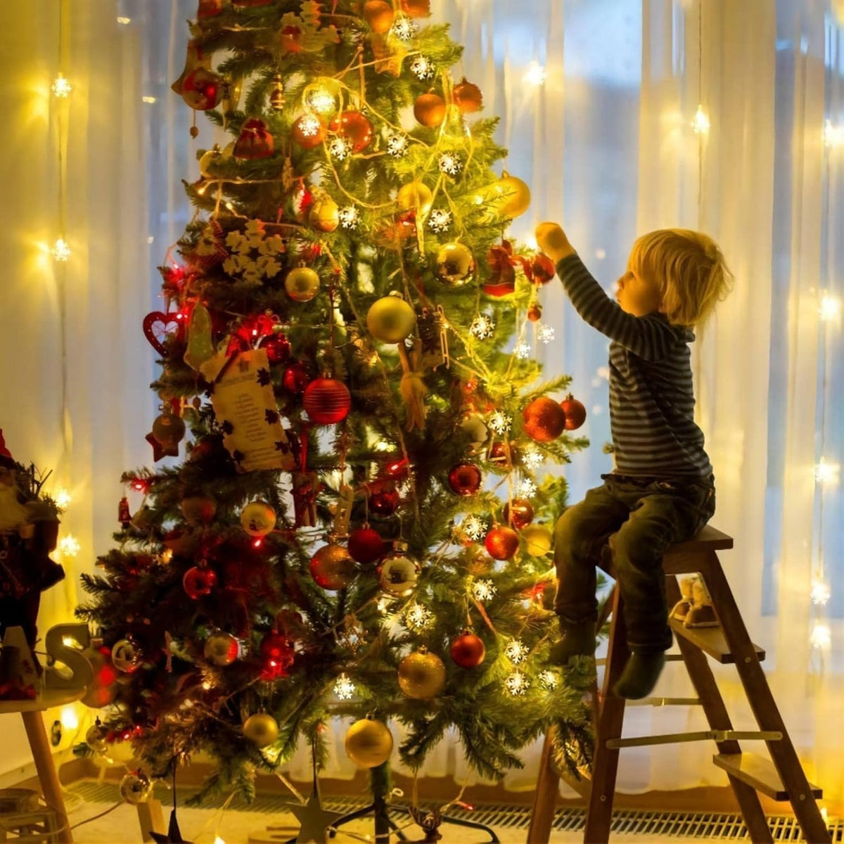 NOUVEAU RICHE Schneeflocken-LED-Lichterkette (6 m) – Weihnachtslichterkette mit 40 Schneeflocken, Batterie, Innen & Aussen – FrostyTwinkle