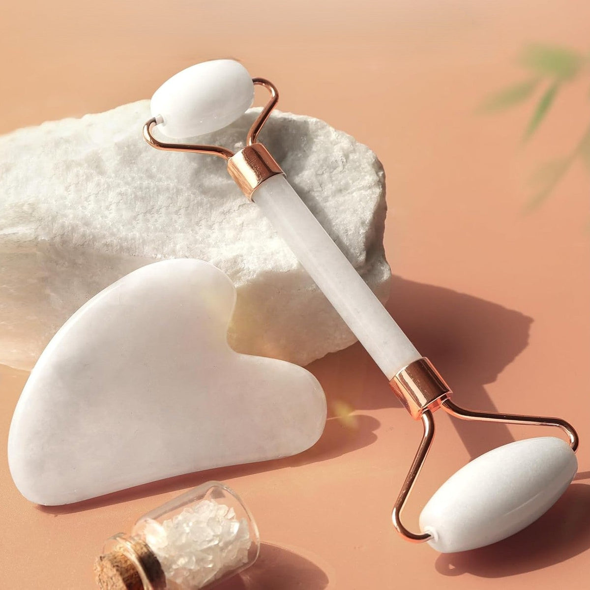 NOUVEAU RICHE Instant Glow Gua Sha & Jade-Roller Set – Gesichtsroller und Gua Sha Stein für die Gesichtsmassage, 5 Farben Weiss