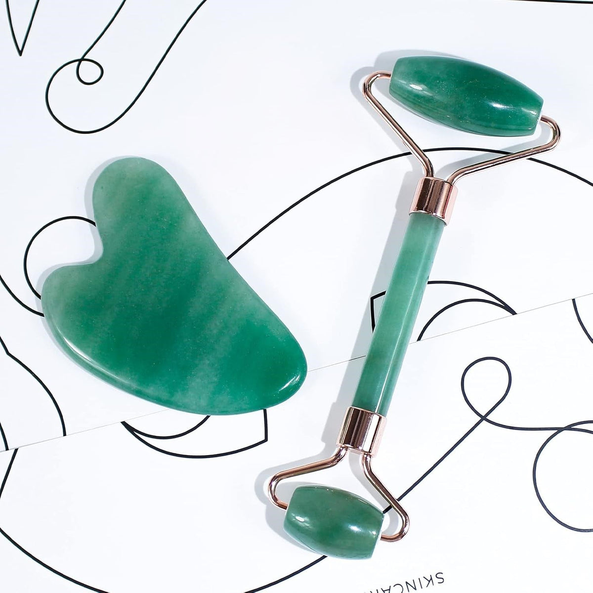 NOUVEAU RICHE Instant Glow Gua Sha & Jade-Roller Set – Gesichtsroller und Gua Sha Stein für die Gesichtsmassage, 5 Farben Dunkelgrün