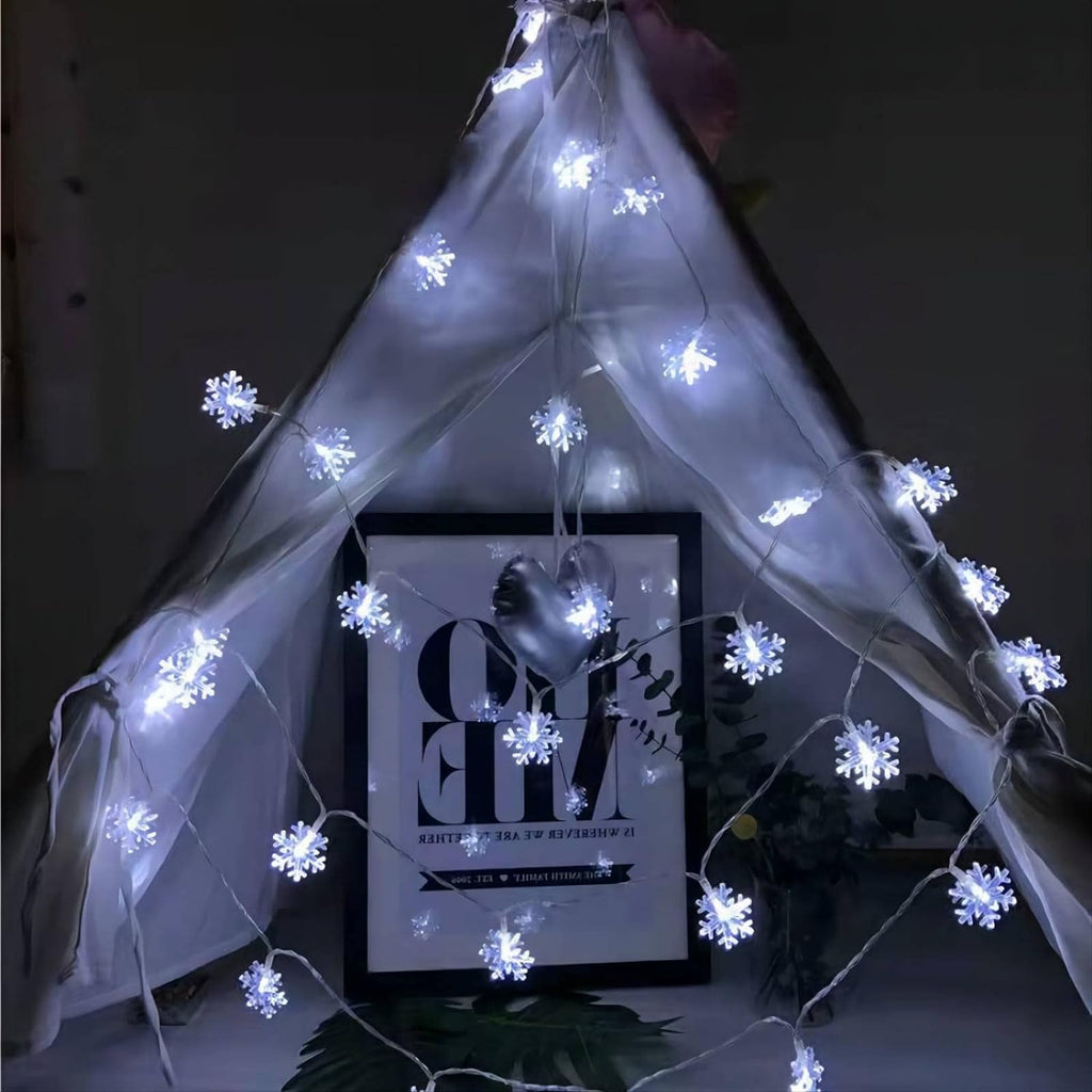 NOUVEAU RICHE Schneeflocken-LED-Lichterkette (6 m) – Weihnachtslichterkette mit 40 Schneeflocken, Batterie, Innen & Aussen – FrostyTwinkle