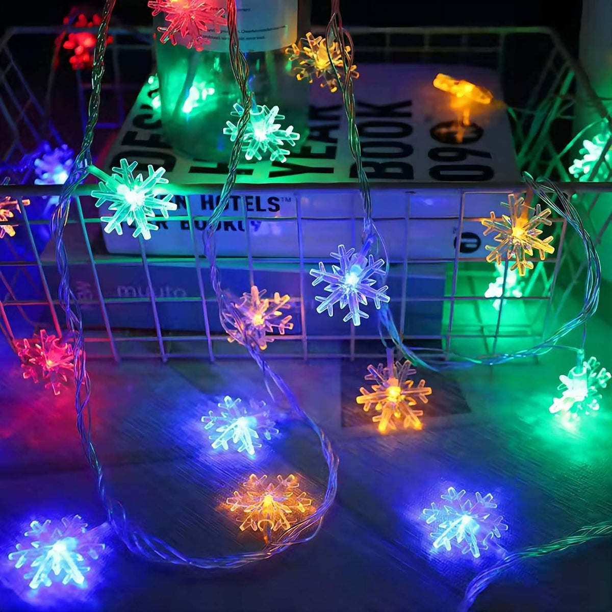 NOUVEAU RICHE Schneeflocken-LED-Lichterkette (6 m) – Weihnachtslichterkette mit 40 Schneeflocken, Batterie, Innen & Aussen – FrostyTwinkle