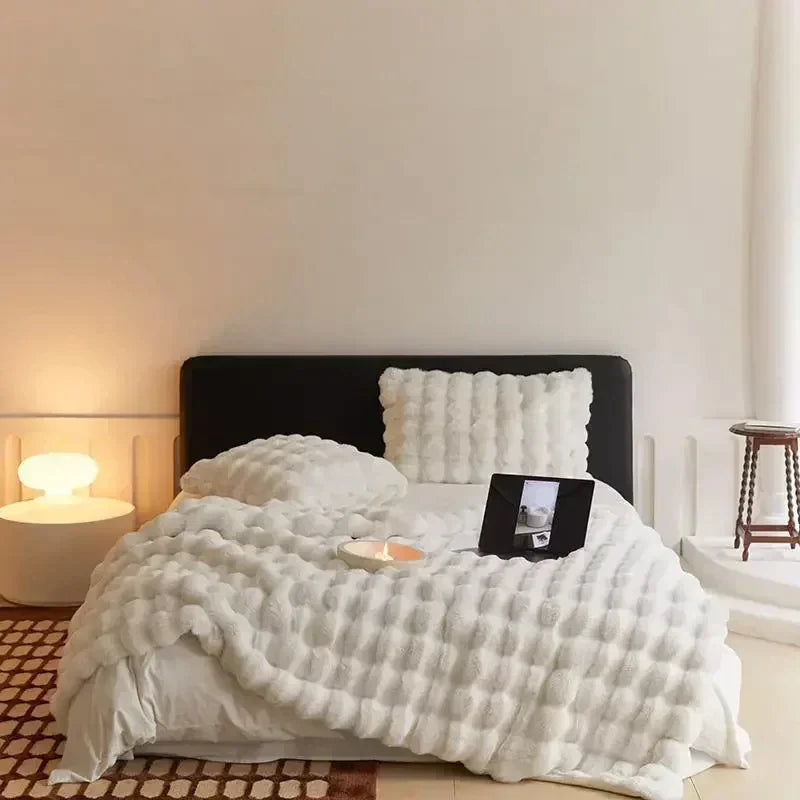NOUVEAU RICHE Tragbare Flauschige Kunstfelldecke – Weiche Felldecke für Sofa, Bett, Auto & Reisen, Anti-Pilling, Weiss – VeluLuxe