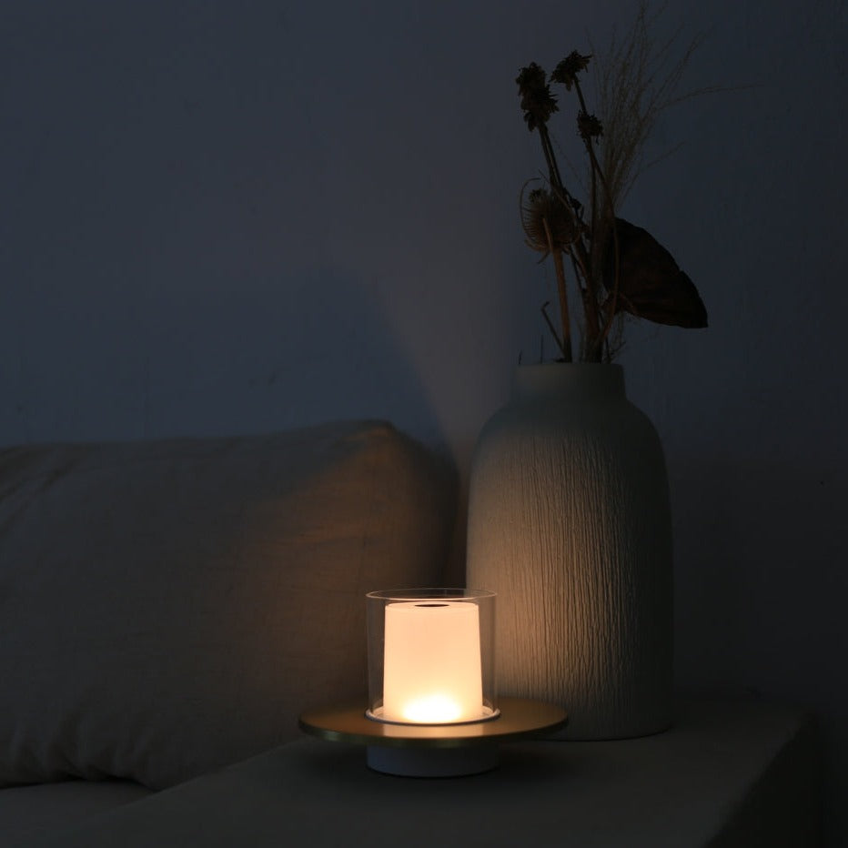 NOUVEAU RICHE Kabellose Kerzenlampe – LED Tischlampe mit Akku & Gestensteuerung, Warmweiss 2400K, bis 18 Std., Gold oder Silber – LumiFlame