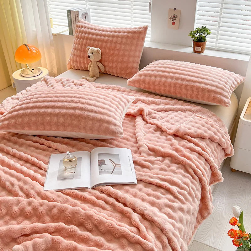 NOUVEAU RICHE Luxus-Fleecedecke mit Blasenstruktur – Weiche Korallenfleece Kuscheldecke für Sofa & Bett, Karomuster – BubbleNest