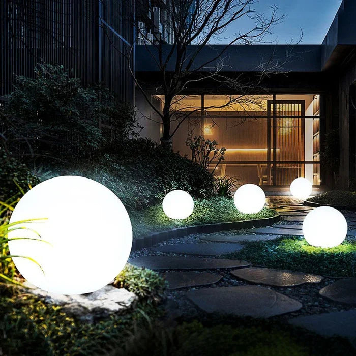 NOUVEAU RICHE Runde Gartenbeleuchtung – LED-Leuchtkugel für Garten & Terrasse mit 16 Farben & Fernbedienung, 12–25 cm – GlowSphere