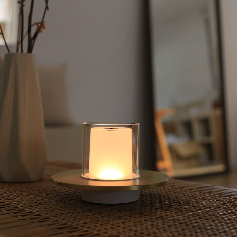 NOUVEAU RICHE Kabellose Kerzenlampe – LED Tischlampe mit Akku & Gestensteuerung, Warmweiss 2400K, bis 18 Std., Gold oder Silber – LumiFlame Silber