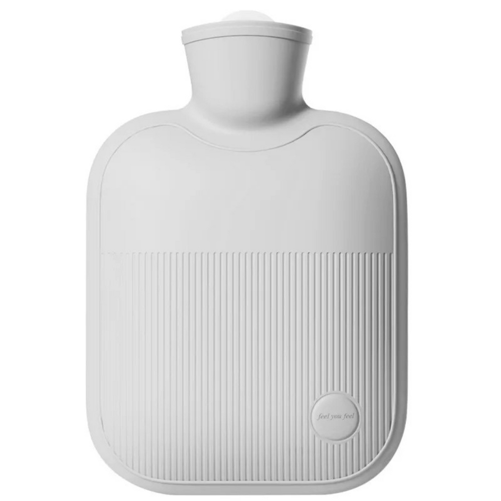 NOUVEAU RICHE Grosse Wärmflasche 2 Liter mit weichem Fleecebezug – Auslaufsichere Bettflasche für Füsse, Hände & Rücken, 4 Farben