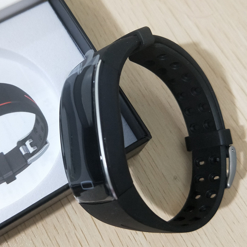 NOUVEAU RICHE Smarter Fitness Tracker mit Pulsmesser – Aktivitäts- & Schlaftracking, Benachrichtigungen, OLED, IP67, iOS & Android Schwarz Silber