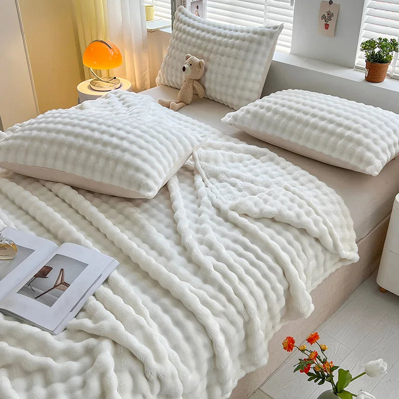 NOUVEAU RICHE Luxus-Fleecedecke mit Blasenstruktur – Weiche Korallenfleece Kuscheldecke für Sofa & Bett, Karomuster – BubbleNest
