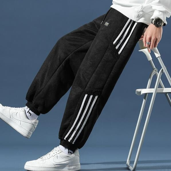 NOUVEAU RICHE Jogginghose Herren mit Teddyfutter – Warme Sherpa Jogginghose mit Seitenstreifen, Relaxed Fit, Braun oder Schwarz – Marmari