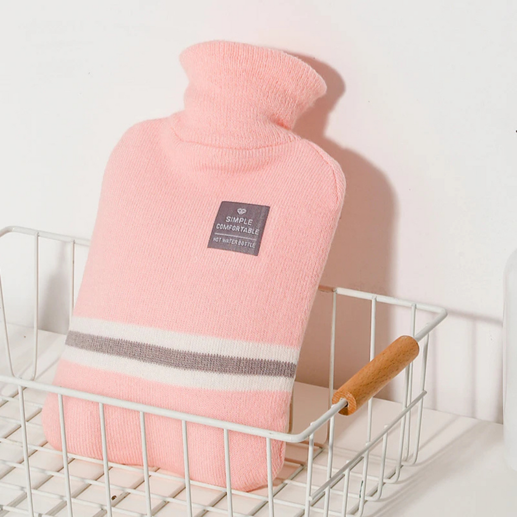 NOUVEAU RICHE Bettflasche mit Strickbezug 1 Liter – Wärmflasche mit weichem Bezug für kalte Winterabende, 5 Farben