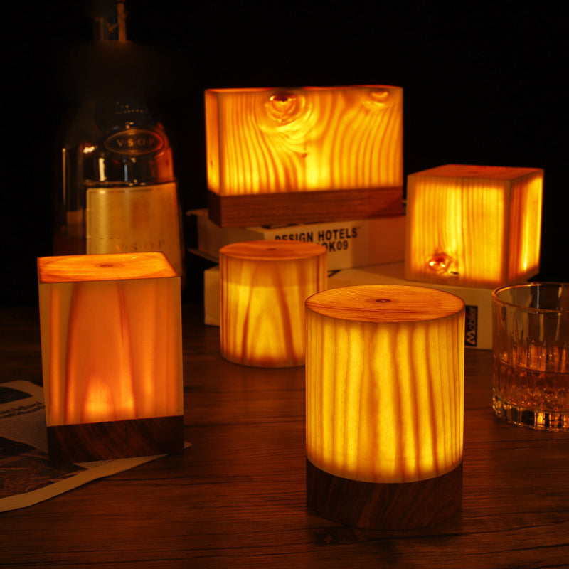 NOUVEAU RICHE Stilvolle LED-Tischlampe – Kabellose Akku Nachttischlampe in Holzoptik, Touch-Dimmbar, 3 Formen – WoodGlow