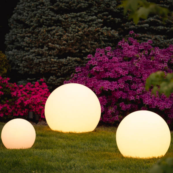 NOUVEAU RICHE Runde Gartenbeleuchtung – LED-Leuchtkugel für Garten & Terrasse mit 16 Farben & Fernbedienung, 12–25 cm – GlowSphere
