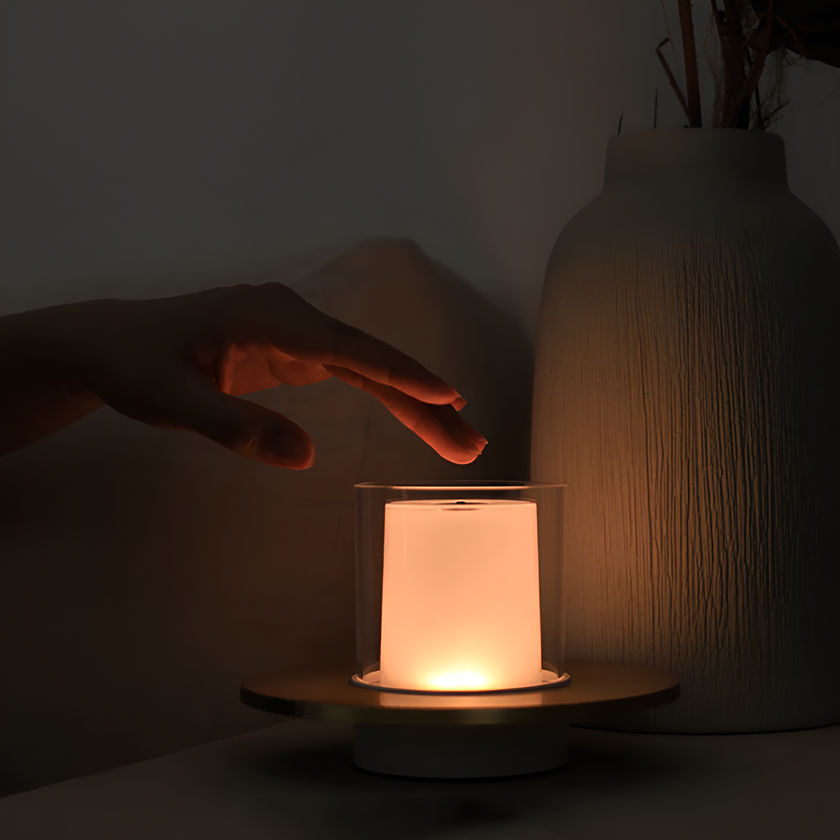 NOUVEAU RICHE Kabellose Kerzenlampe – LED Tischlampe mit Akku & Gestensteuerung, Warmweiss 2400K, bis 18 Std., Gold oder Silber – LumiFlame