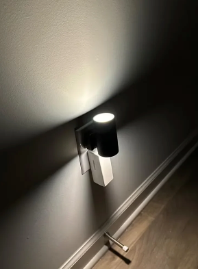 NOUVEAU RICHE LED Steckdosenleuchte – Dimmbares Nachtlicht mit Tag/Nacht-Sensor, 10W Warmlicht, für Schlafzimmer & Flur, Schwarz oder Weiss