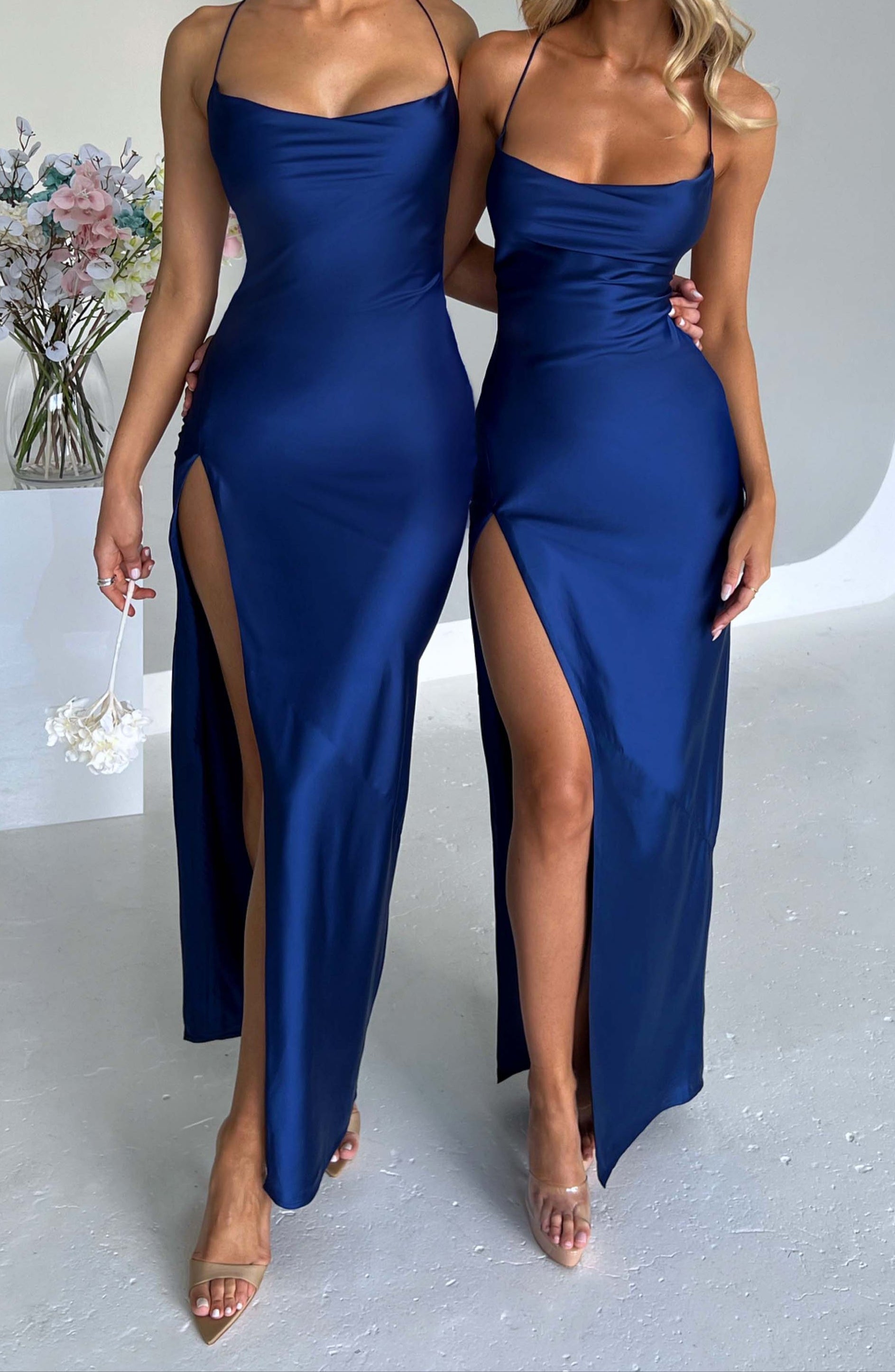NOUVEAU RICHE Langes Maxikleid Aus Stretch-Satin In Marineblau Glänzend