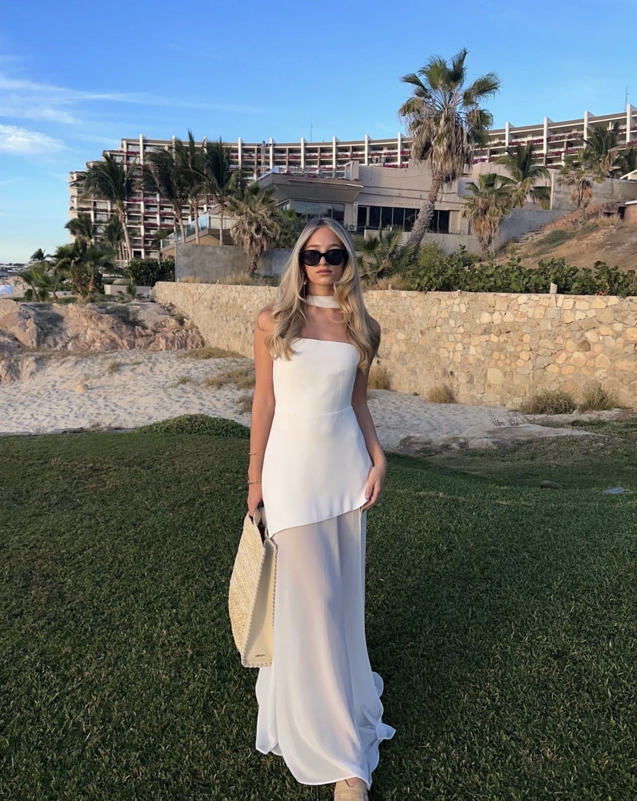 NOUVEAU RICHE Asymmetrisches Maxikleid Ohne Träger Mit Fließenden Lagen Weiß