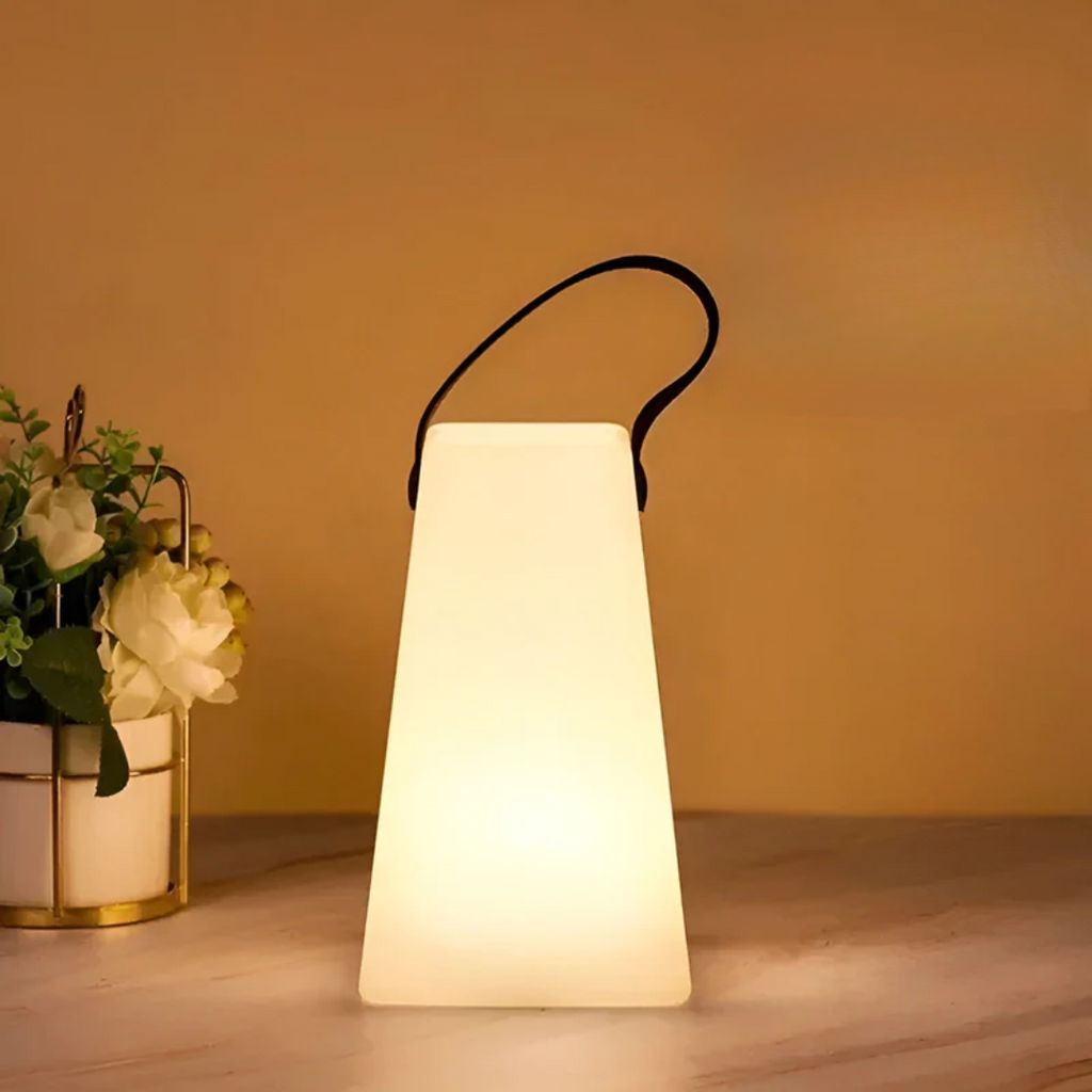 NOUVEAU RICHE Tragbare Wasserdichte Kabellose Tischlampe für Innen- und Außenbereich mit Flexibler Platzierung und Stilvollem Modernem Design E