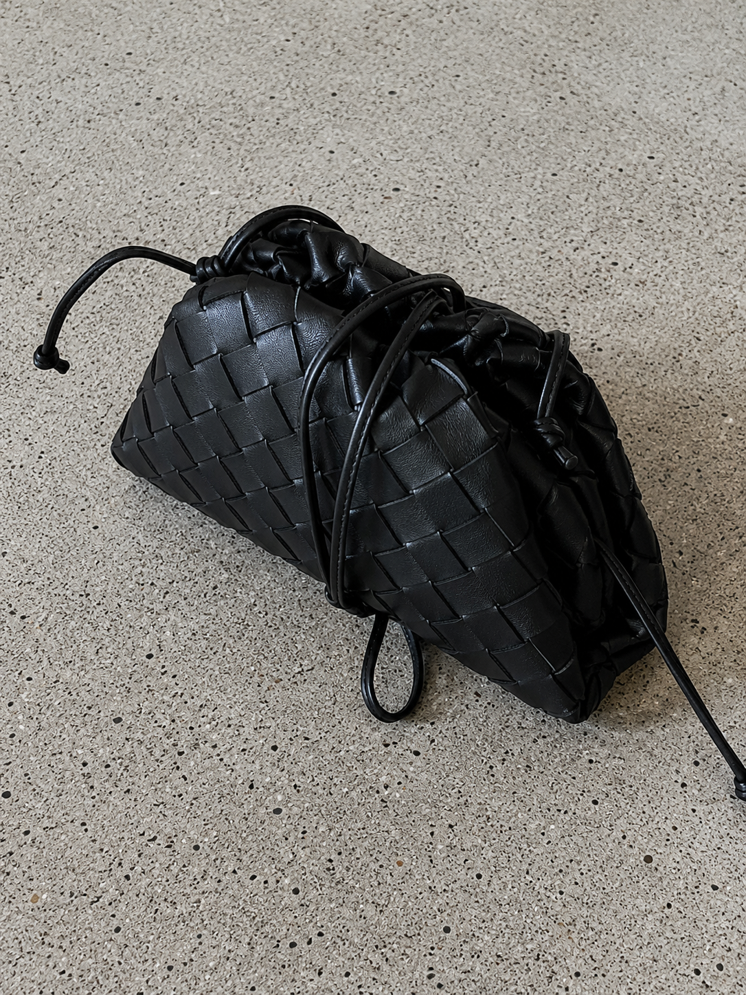 NOUVEAU RICHE Geflochtene Kordelzugtasche aus Kunstleder für Alltag und Abendveranstaltungen mit Stil und Funktionalität