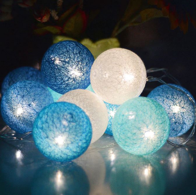NOUVEAU RICHE Fröhliche Baumwollkugel-Lichterkette – Cotton Ball Lichterkette mit 10 LED Kugeln, USB oder Batterie, 9 Farben – LumiBall Ozeanblau 1.5 meters 10 lights