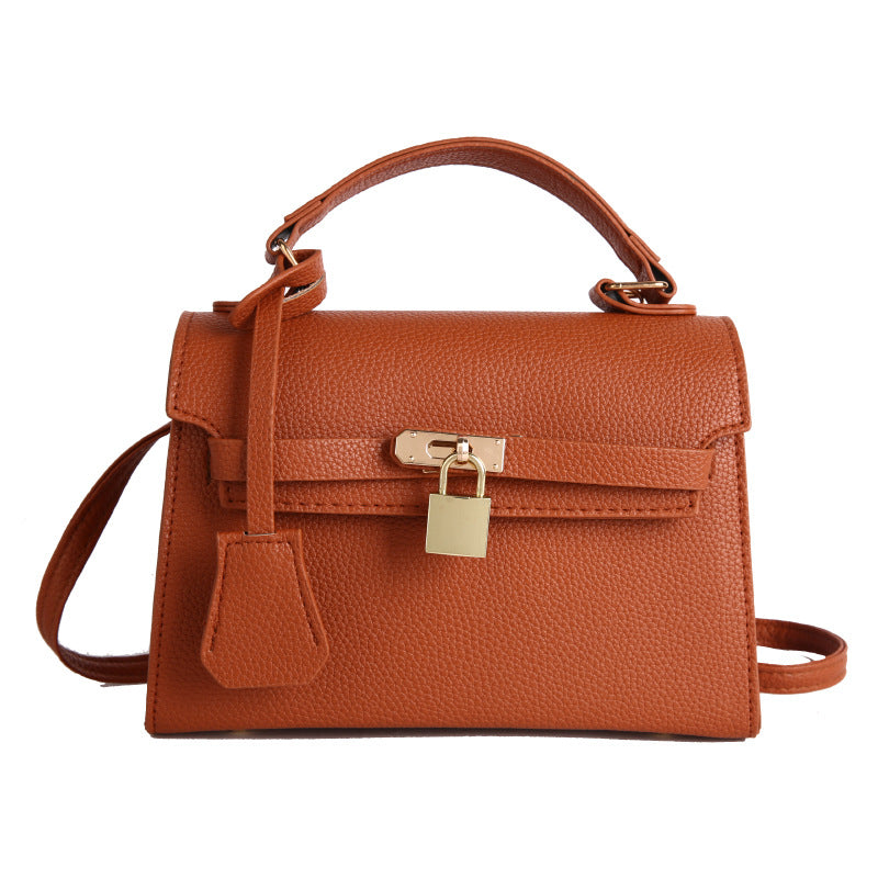 Stilvolle Handtasche Aus Hochwertigem Veganem Leder Mit Weichem Innenfutter Und Goldfarbenen Metallteilen