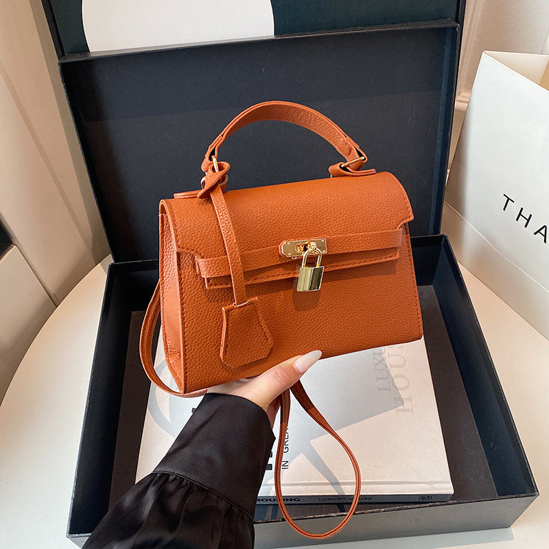 Stilvolle Handtasche Aus Hochwertigem Veganem Leder Mit Weichem Innenfutter Und Goldfarbenen Metallteilen