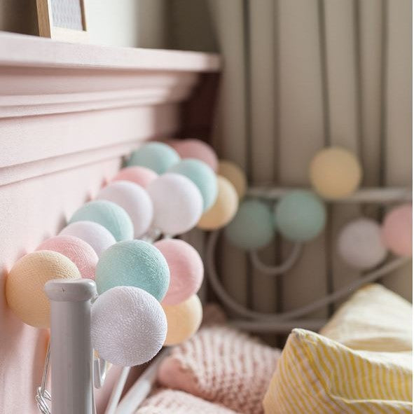 NOUVEAU RICHE Fröhliche Baumwollkugel-Lichterkette – Cotton Ball Lichterkette mit 10 LED Kugeln, USB oder Batterie, 9 Farben – LumiBall