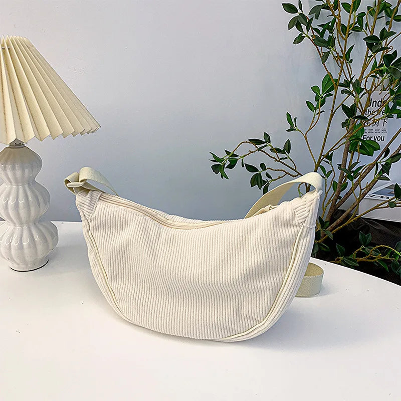 NOUVEAU RICHE Cord Umhängetasche Aus Weichem Samtartigen Cord Für Damen Mit Praktischer Funktionalität Und Zeitlosem Stil Beige