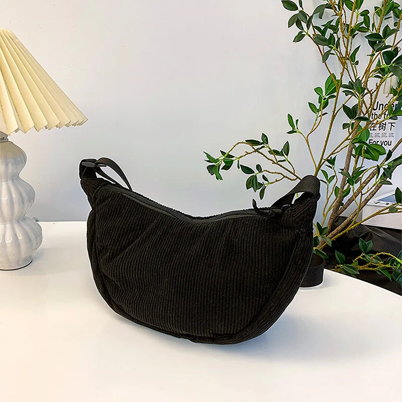 NOUVEAU RICHE Cord Umhängetasche Aus Weichem Samtartigen Cord Für Damen Mit Praktischer Funktionalität Und Zeitlosem Stil Schwarz