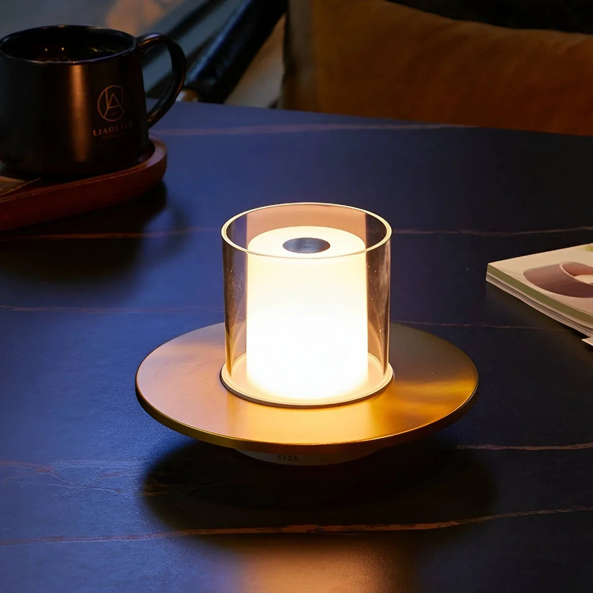 NOUVEAU RICHE Kabellose Kerzenlampe – LED Tischlampe mit Akku & Gestensteuerung, Warmweiss 2400K, bis 18 Std., Gold oder Silber – LumiFlame